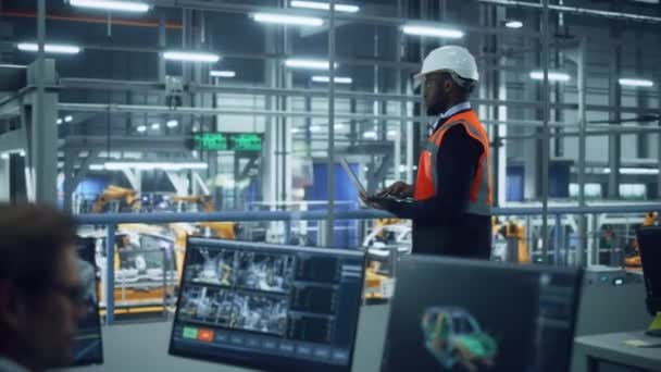 Ingenjör med Laptop och Car Factory Line Operator arbetar i Office — Stockvideo