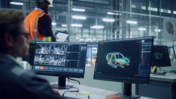 Inženýr s notebookem a továrnou na automobily Line Operator práce v kanceláři — Stock video