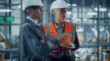 Otomotiv Fabrikasında Tablet Bilgisayar üzerinde çalışan iki mühendis