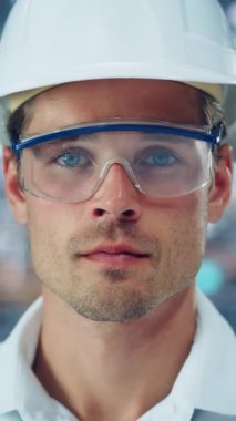 Dikey Portre Erkek Mühendis