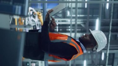 Dikey Portre Erkek Mühendis Bilgisayarda Çalışıyor