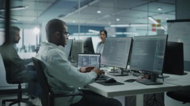 Office Yazılım Programcıları Bilgisayar Üzerinde Çalışıyor