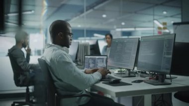 Office Yazılım Programcıları Bilgisayar Üzerinde Çalışıyor