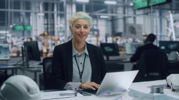 Retrato de ingeniera femenina en fábrica — Vídeos de Stock