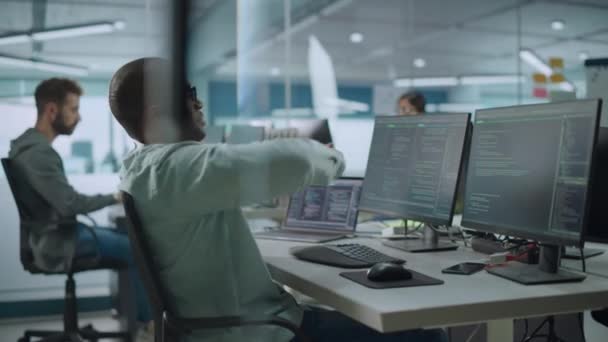 Programadores de software de oficina trabajan — Vídeo de stock