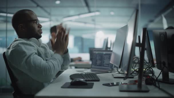 사무국 소프트웨어 프로그래머들 이 컴퓨터로 일하다 — 비디오