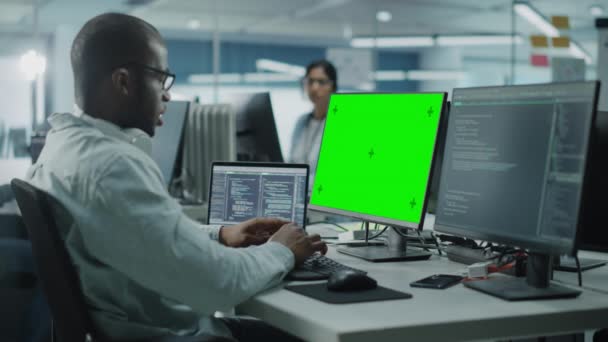 Ofis Yazılım Programcıları Yeşil Ekran Bilgisayarında Çalışıyor — Stok video