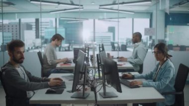 Ofis Ekibi Bilgisayarlar Üzerinde Çalışıyor