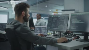 Bilgisayar üzerinde çalışan programcı