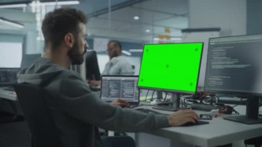Ofiste Yeşil Ekran Dönüştürücü kullanan programcı