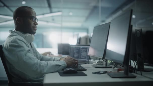 Programadores de software de oficina trabajan en computadoras — Vídeo de stock