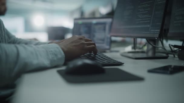 办公室软件程序员在计算机上的工作 — 图库视频影像