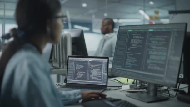 Trabajo femenino del programador del software de la oficina en computadora — Vídeo de stock