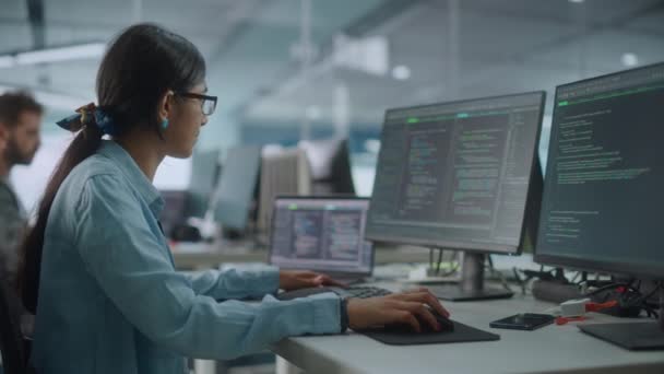 オフィス女性ソフトウェアプログラマー｜コンピュータ上で働く — ストック動画