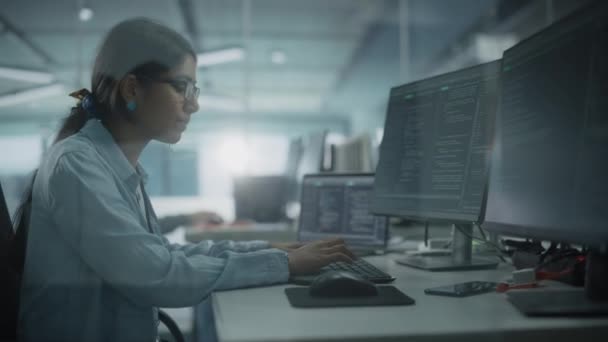 Biuro Kobieta Oprogramowanie Programista Praca na komputerze — Wideo stockowe