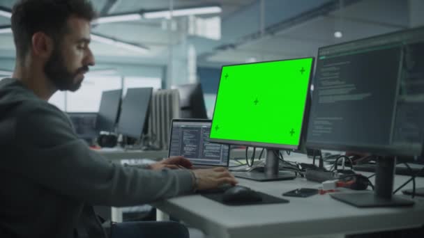 オフィス内の緑の画面コンピュータを使用するプログラマー — ストック動画
