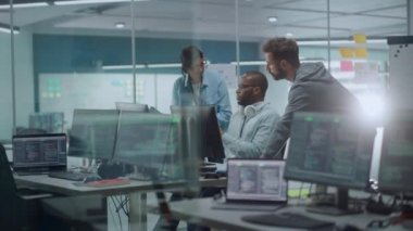 Ofiste Bilgisayar üzerine Takım Çalışması