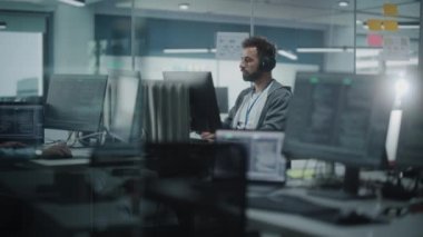 Ofiste çalışan adam.