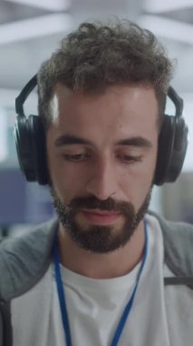 Bilgisayarda Çalışan Dikey Ekran Ofisi Adamı