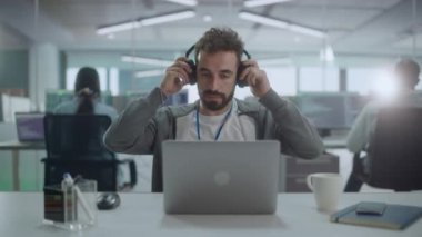 Adam Bilgisayarda Ofiste Çalışıyor