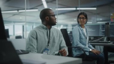 Ofiste bilgisayarla çalışan adam