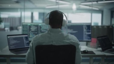 Bilgisayarda çalışan adam