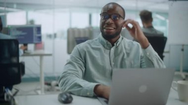 Adam Bilgisayarda Ofiste Çalışıyor