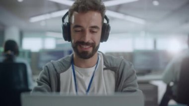 Adam Bilgisayarda Ofiste Çalışıyor