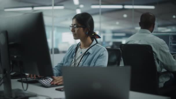 Frau arbeitet im Büro am Computer — Stockvideo