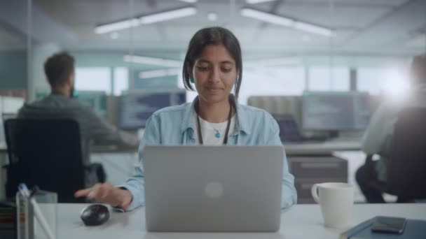 Vrouw werkt op kantoor op de computer — Stockvideo