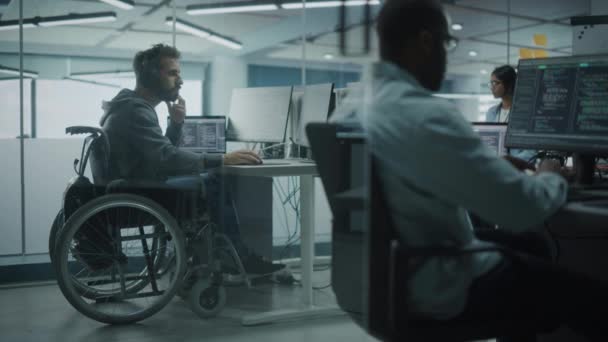 Behinderte Person im Rollstuhl arbeitet im Büro — Stockvideo