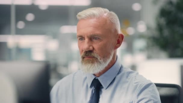 Senior mannelijke portret in Office — Stockvideo