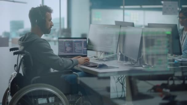 轮椅上的残疾人在办公室工作 — 图库视频影像