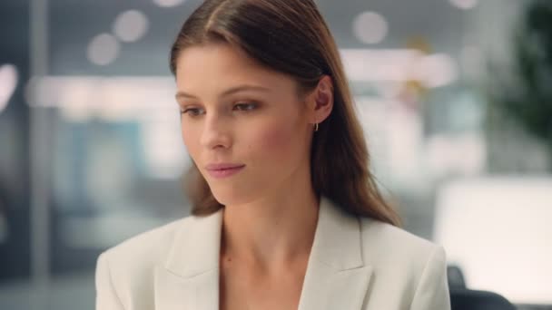 Mooi vrouwelijk portret in Office — Stockvideo