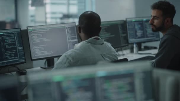 Homem trabalhando no computador — Vídeo de Stock