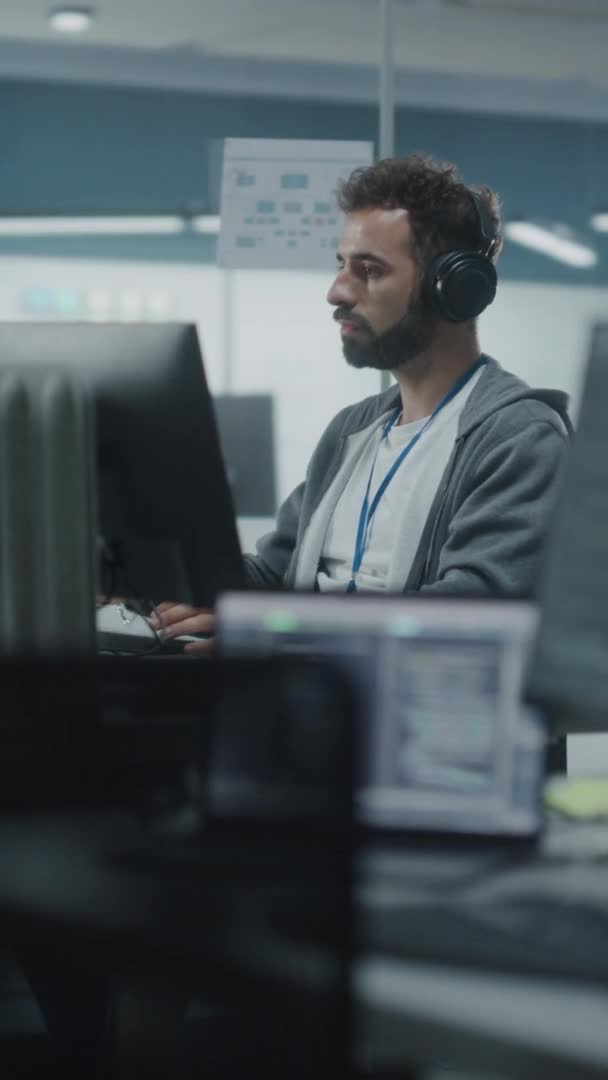 Vertical Screen Man Praca na komputerze w biurze — Wideo stockowe