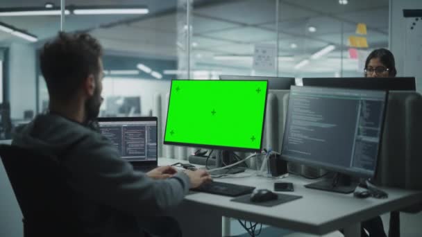 Человек, работающий на компьютере с зеленым экраном в офисе — стоковое видео