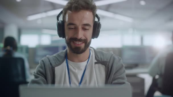 Hombre Trabaja en Oficina en Computadora — Vídeos de Stock