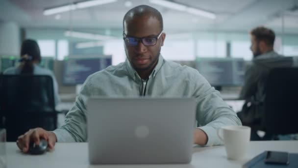 Человек работает в офисе на компьютере — стоковое видео