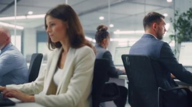 İşyerindeki Bilgisayarlar üzerinde çalışan çeşitli çalışanlar