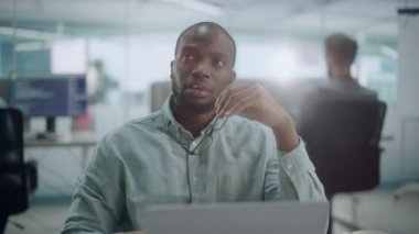 Adam Bilgisayarda Ofiste Çalışıyor