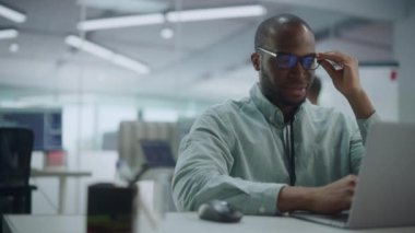 Adam Bilgisayarda Ofiste Çalışıyor