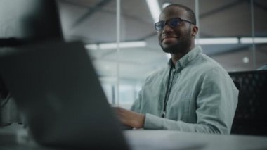 Ofiste bilgisayarla çalışan adam