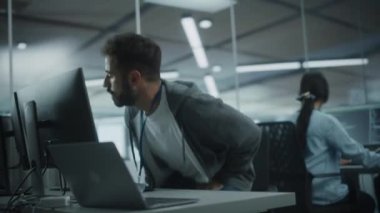 Ofiste bilgisayarla çalışan adam
