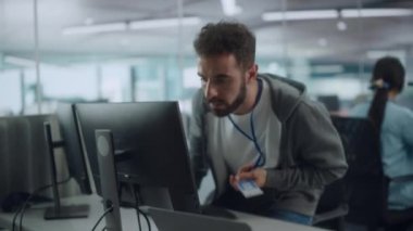 Ofiste bilgisayarla çalışan adam