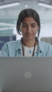 Ofiste Bilgisayarda Çalışan Dikey Ekran Kadını