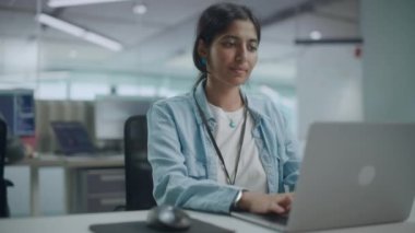 Ofiste Kadın Çalışıyor