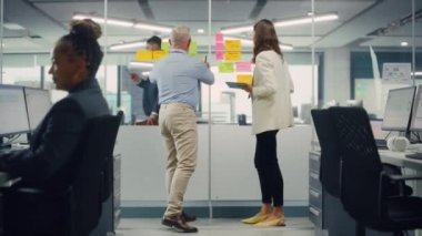 Genç ve kıdemli meslektaşlar İş Ofisinde Proje Üzerinde Çalışıyor