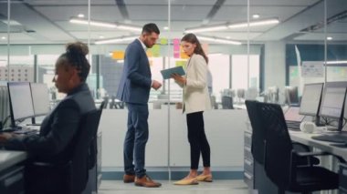 İki Meslektaşım İş Ofisinde Proje Üzerinde Çalışıyor