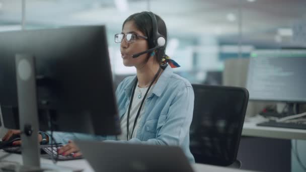 사무실에서 컴퓨터로 일하는 여자 — 비디오